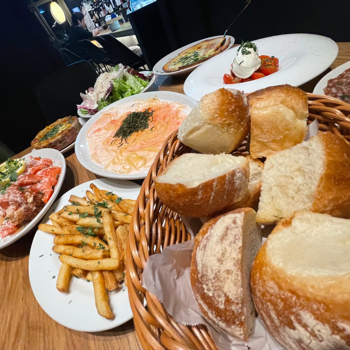 パンと料理が並ぶテーブル
